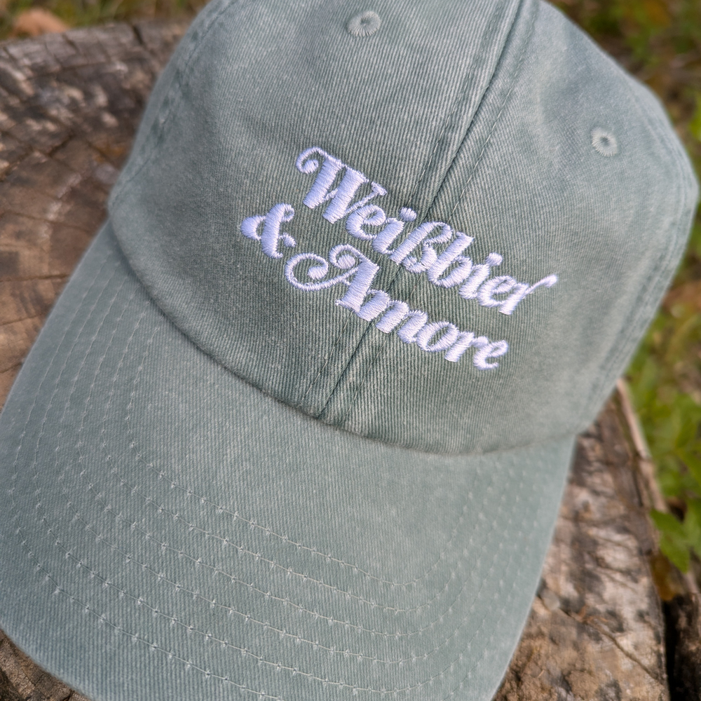 Sage Grünes Vintage-Cap mit gesticktem Schriftzug „Weißbier & Amore“ – gewaschene Baseballcap im Retro-Look von Grantler Gwand.
