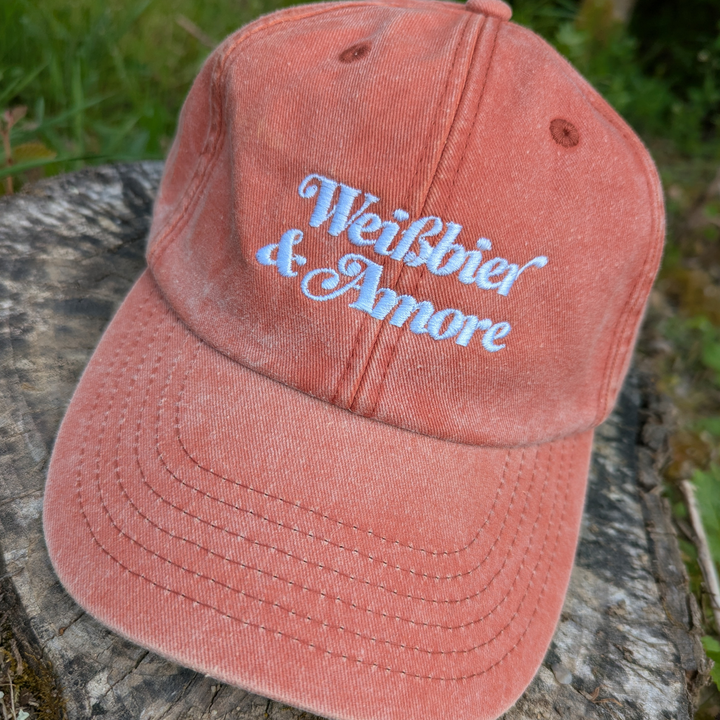 Rotes Vintage-Cap mit gesticktem Schriftzug „Weißbier &amp; Amore“ – gewaschene Baseballcap im Retro-Look von Grantler Gwand.