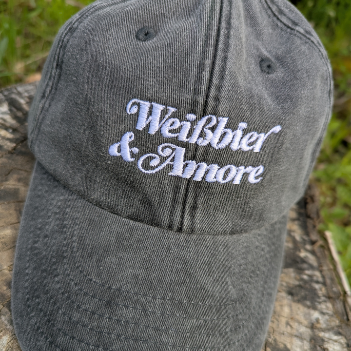 Schwarzes Vintage-Cap mit gesticktem Schriftzug „Weißbier &amp; Amore“ – gewaschene Baseballcap im Retro-Look von Grantler Gwand.