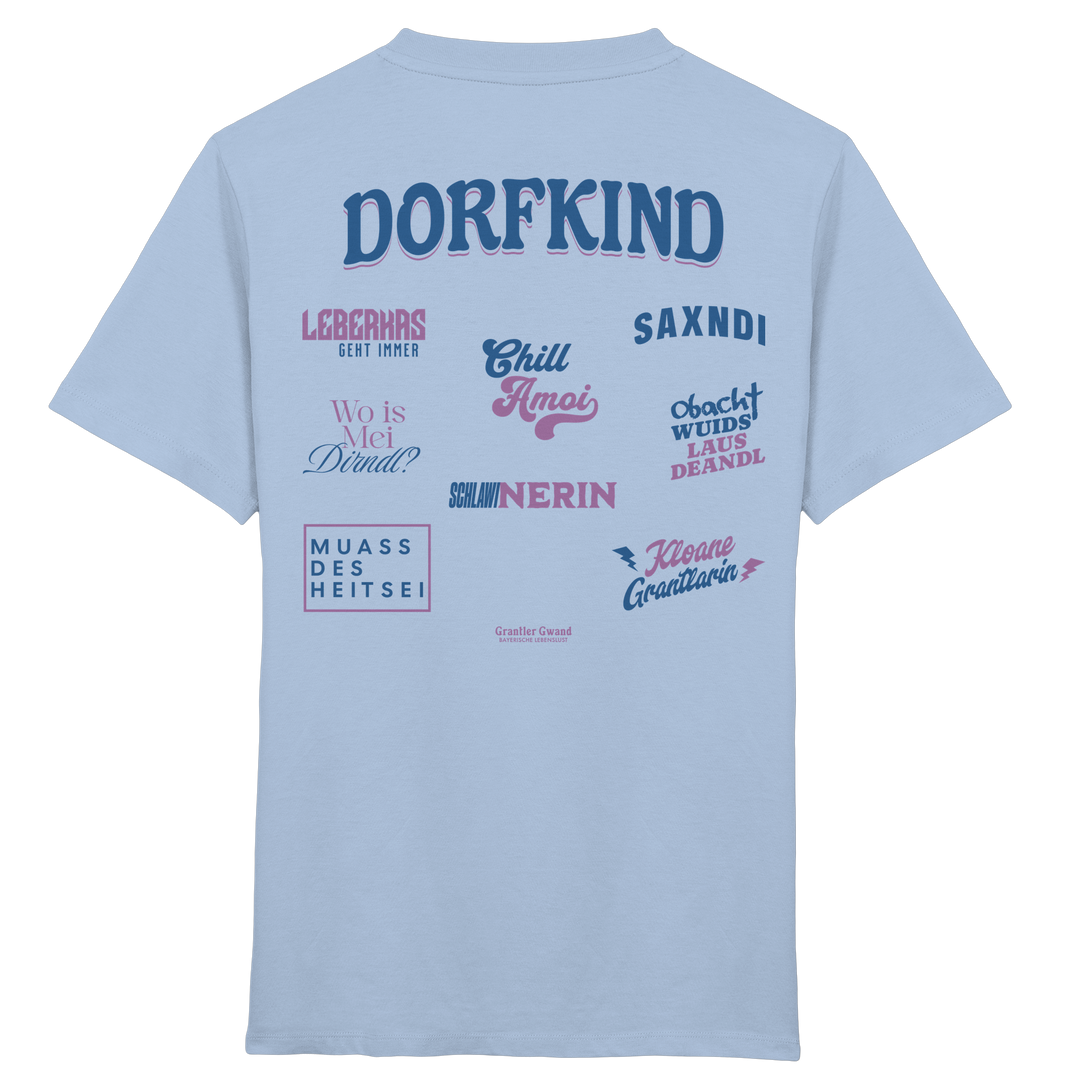 Blaues Kinder T-Shirt mit großem „Dorfkind“-Schriftzug und verschiedenen bayerischen Dialekt-Statements als Backprint in Blau- und Lilatönen.