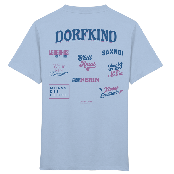Blaues Kinder T-Shirt mit großem „Dorfkind“-Schriftzug und verschiedenen bayerischen Dialekt-Statements als Backprint in Blau- und Lilatönen.