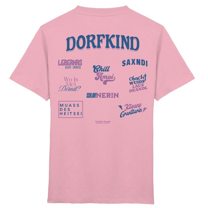 Rosa Kinder T-Shirt mit großem „Dorfkind“-Schriftzug und verschiedenen bayerischen Dialekt-Statements als Backprint in Blau- und Lilatönen.