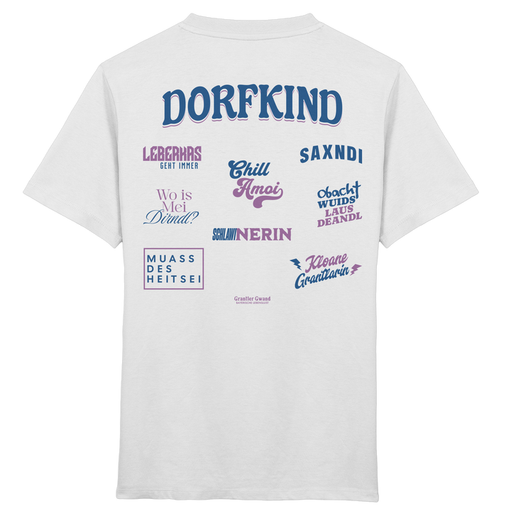 weißes Kinder T-Shirt mit großem „Dorfkind“-Schriftzug und verschiedenen bayerischen Dialekt-Statements als Backprint in Blau- und Lilatönen.