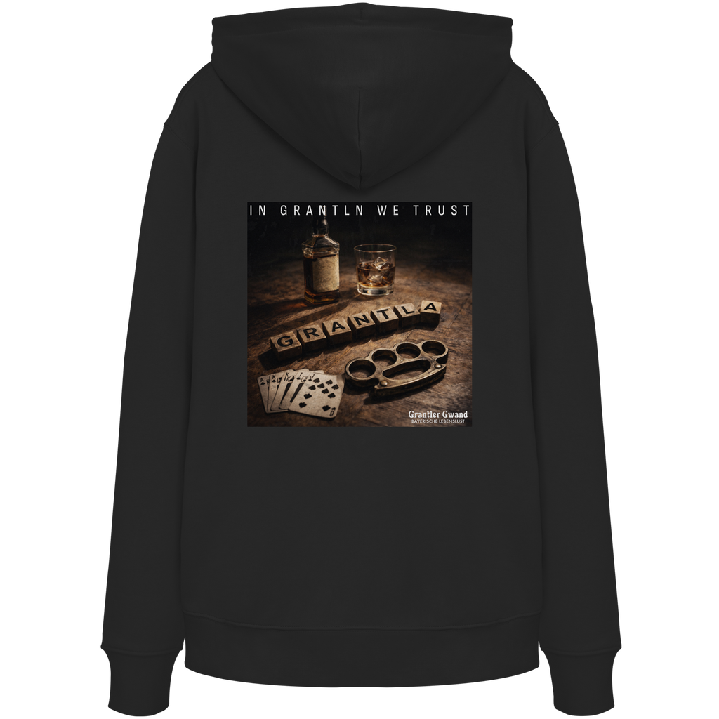 Schwarzer Unisex-Hoodie mit großem Backprint „In Grantln we Trust“. Vintage-Motiv mit bayerischem Charme und rustikalen Elementen im modernen Streetwear-Design. Premium-Hoodie für Damen und Herren, designed und bedruckt in Bayern von Grantler Gwand.