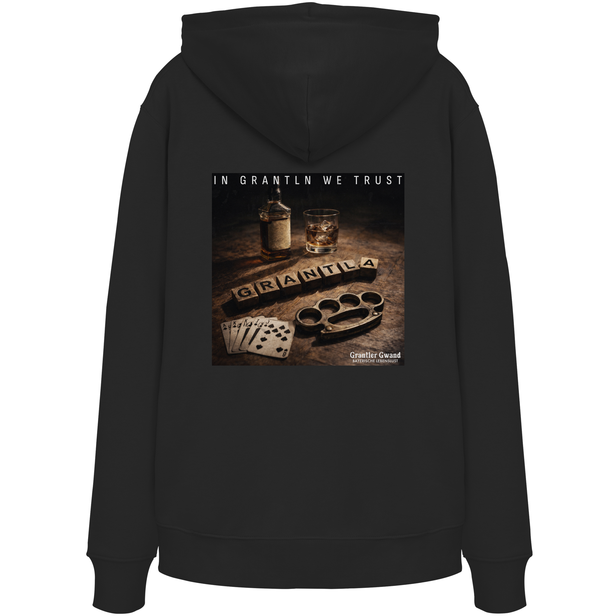 Schwarzer Unisex-Hoodie mit großem Backprint „In Grantln we Trust“. Vintage-Motiv mit bayerischem Charme und rustikalen Elementen im modernen Streetwear-Design. Premium-Hoodie für Damen und Herren, designed und bedruckt in Bayern von Grantler Gwand.
