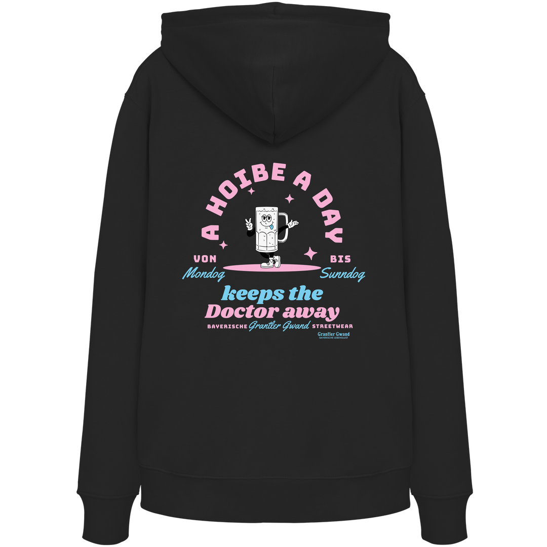 Schwarzer Hoodie mit großem Backprint „A Hoibe A Day keeps the Doctor away“, einem lächelnden Bierkrug und den Schriftzügen „Von Mondog bis Sunndog“ von Grantler Gwand.
