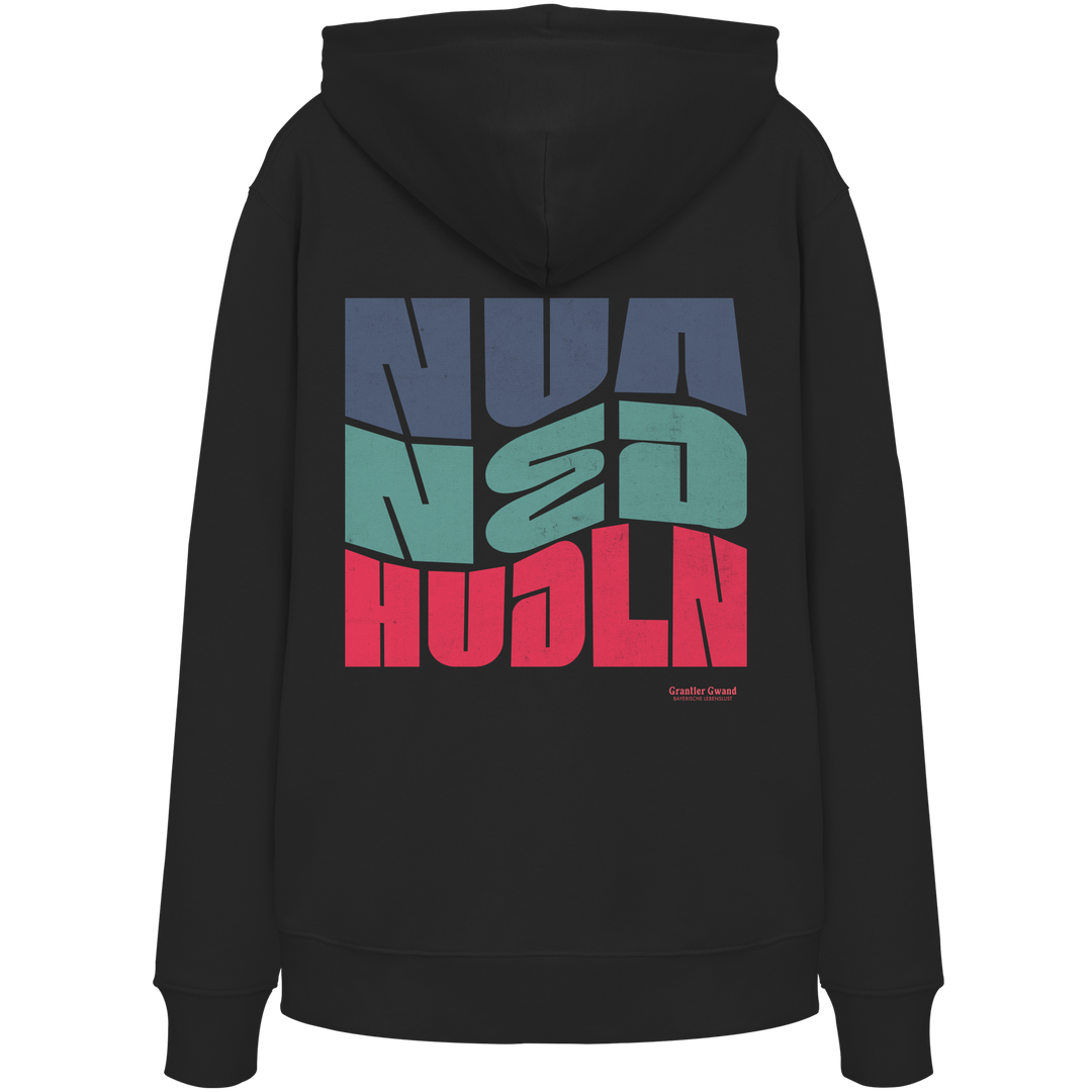 Schwarzer Hoodie mit großem Backprint „Nua Ned Hudln“ im modernen Retro-Typografie-Design von Grantler Gwand.
