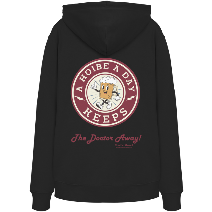 Schwarzer Unisex-Hoodie mit großem Backprint „A Hoibe A Day – Keeps the Doctor Away“ im Retro-Bierdeckel-Design. Bequemer Kapuzenhoodie für Biergarten, Volksfest und bayerische Streetwear. Hochwertig verarbeitet, designed und bedruckt in Bayern von Grantler Gwand.
