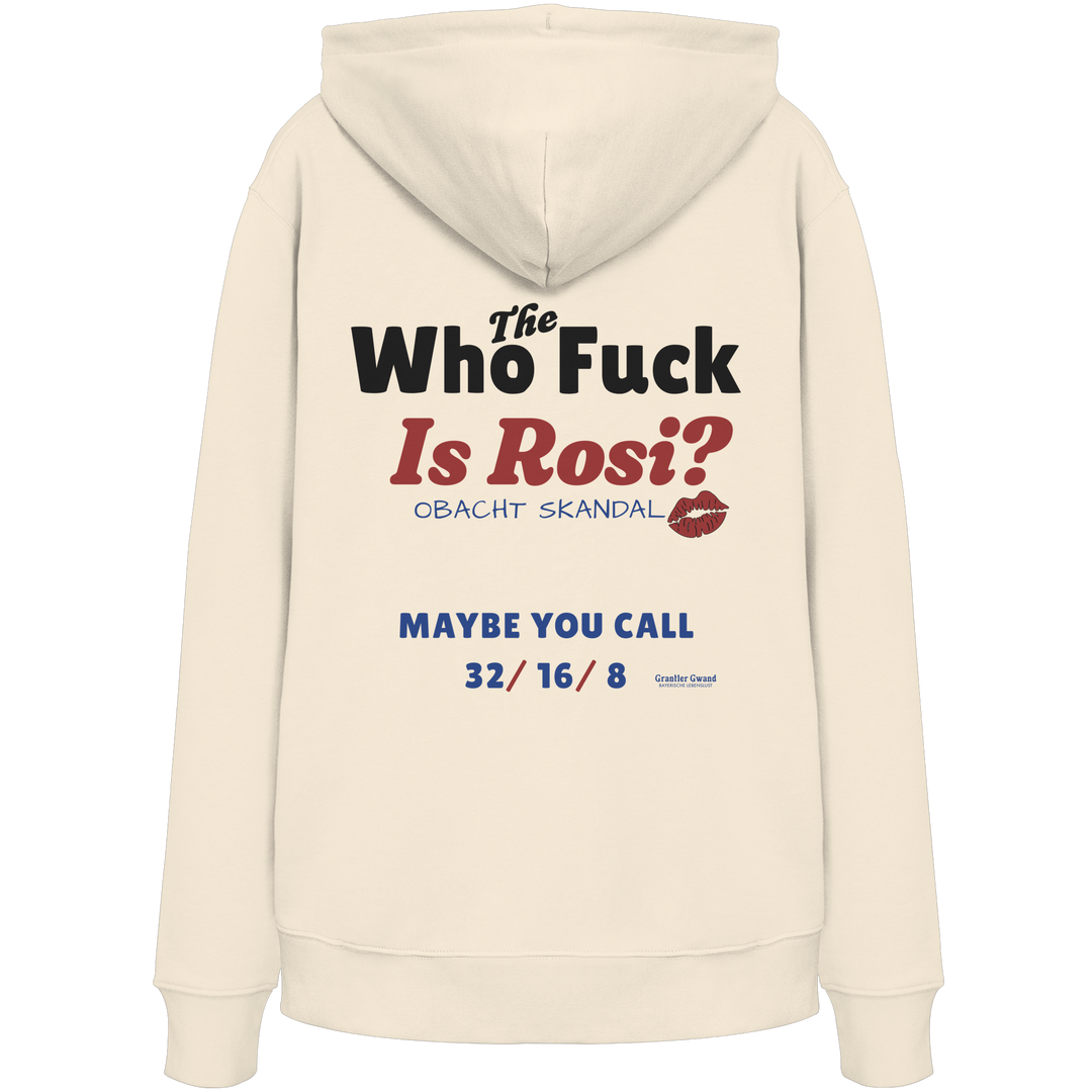 Beiger Unisex-Hoodie mit großem Backprint „Who The Fuck Is Rosi?“ im humorvollen Typografie-Design. Moderner bayerischer Hoodie für Volksfest, Biergarten und gesellige Abende. Hochwertig verarbeitet, designed und bedruckt in Bayern von Grantler Gwand.