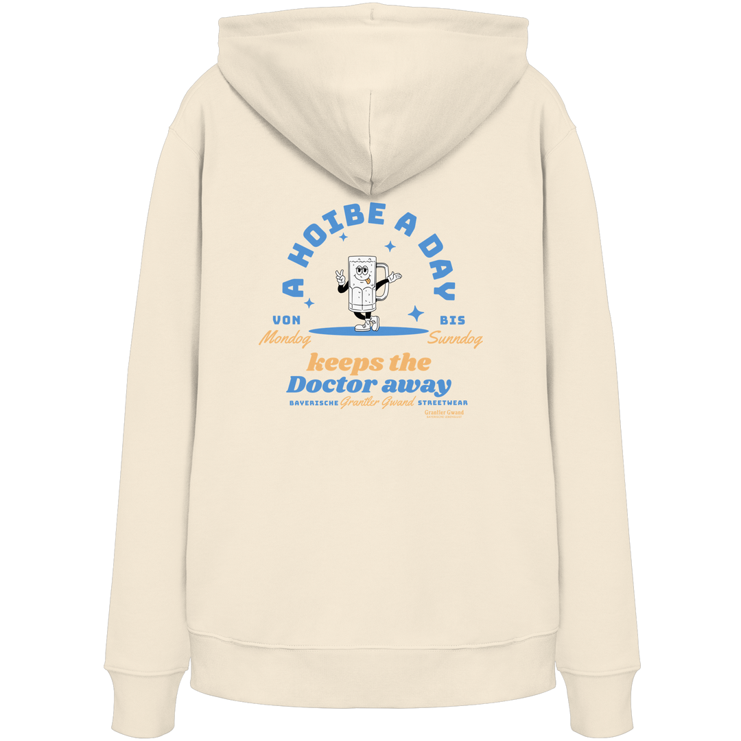 Cremefarbener Grantler Gwand Unisex Hoodie mit Backprint „A Hoibe a Day keeps the Doctor away“, Bierkrug-Maskottchen im Retro-Design und hellblauen Details – bayerischer Streetwear Hoodie.