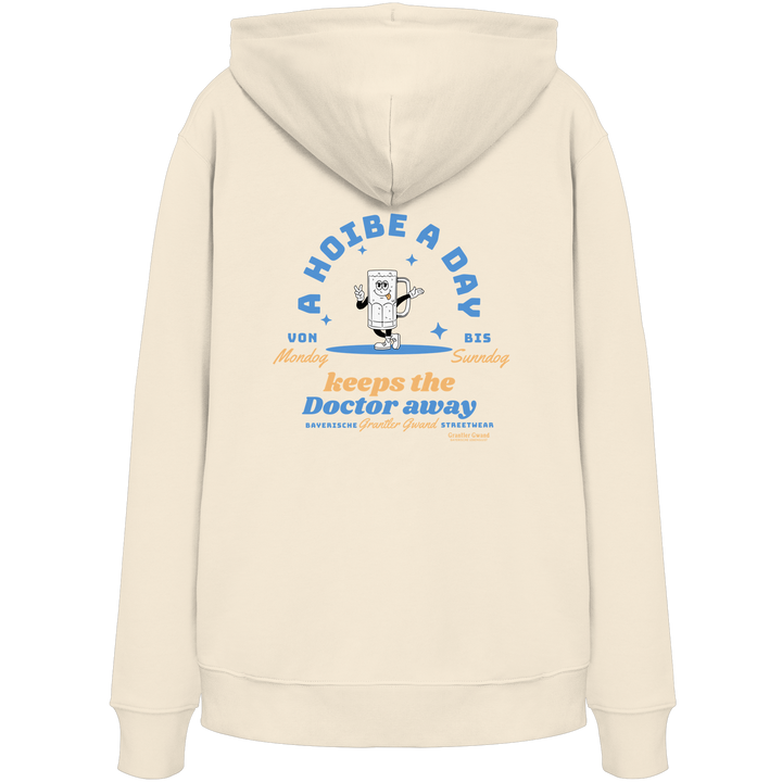 Cremefarbener Grantler Gwand Unisex Hoodie mit Backprint „A Hoibe a Day keeps the Doctor away“, Bierkrug-Maskottchen im Retro-Design und hellblauen Details – bayerischer Streetwear Hoodie.