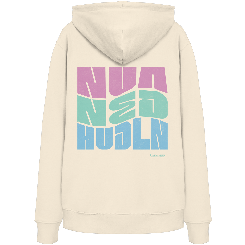 Naturfarbener Hoodie mit großem Backprint „Nua Ned Hudln“ im modernen Retro-Typografie-Design von Grantler Gwand.