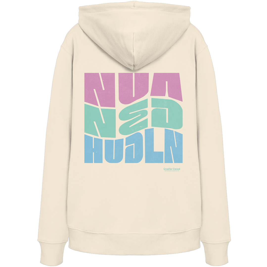 Naturfarbener Hoodie mit großem Backprint „Nua Ned Hudln“ im modernen Retro-Typografie-Design von Grantler Gwand.