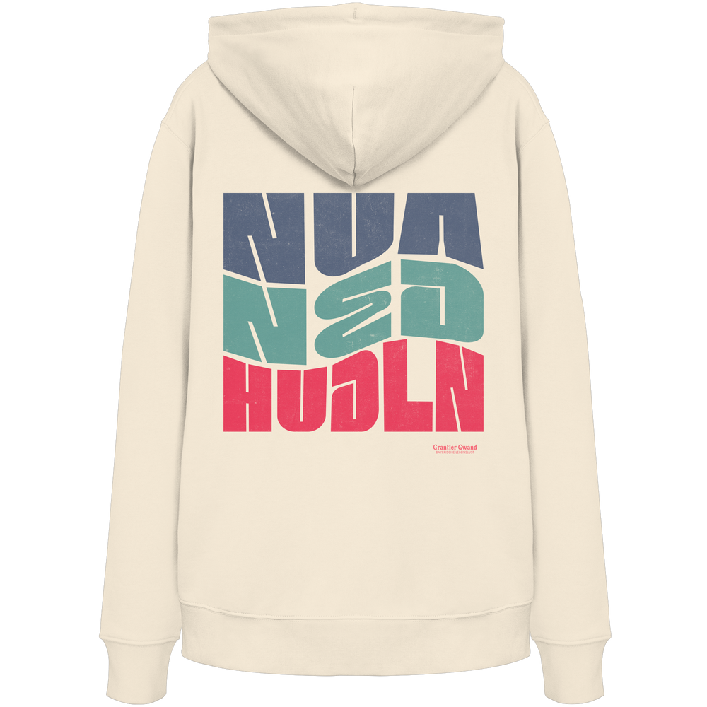 Naturfarbener Hoodie mit großem Backprint „Nua Ned Hudln“ im modernen Retro-Typografie-Design von Grantler Gwand.