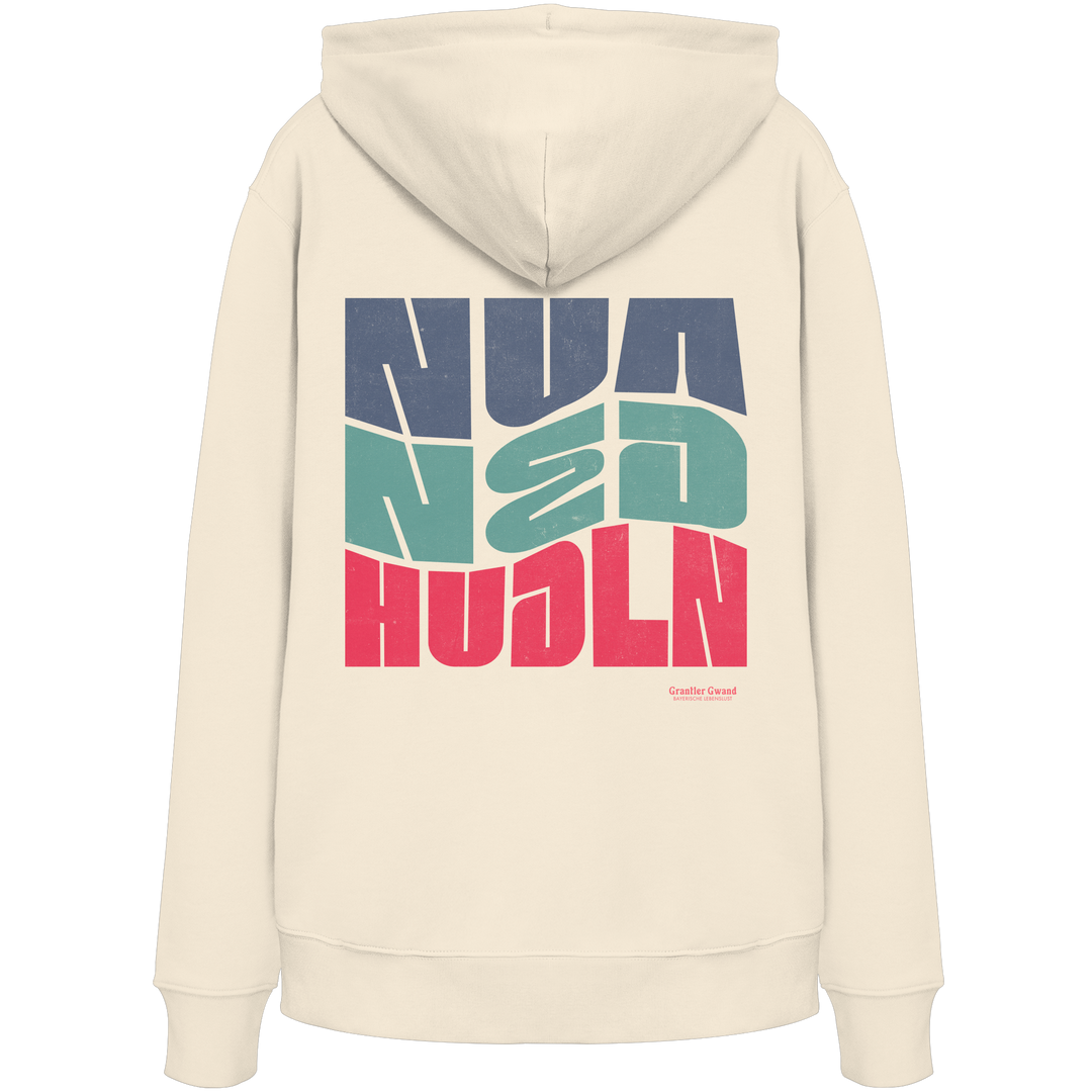 Naturfarbener Hoodie mit großem Backprint „Nua Ned Hudln“ im modernen Retro-Typografie-Design von Grantler Gwand.