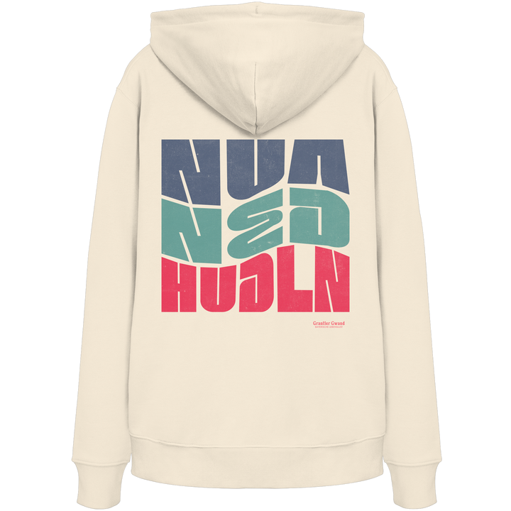 Naturfarbener Hoodie mit großem Backprint „Nua Ned Hudln“ im modernen Retro-Typografie-Design von Grantler Gwand.