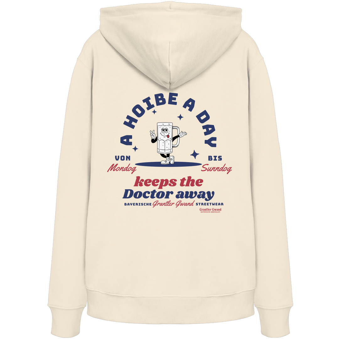 Naturfarbener Hoodie mit großem Backprint „A Hoibe a Day keeps the Doctor away“ und einem gezeichneten Bierkrug als Motiv.