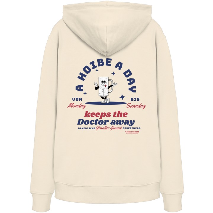 Naturfarbener Hoodie mit großem Backprint „A Hoibe a Day keeps the Doctor away“ und einem gezeichneten Bierkrug als Motiv.