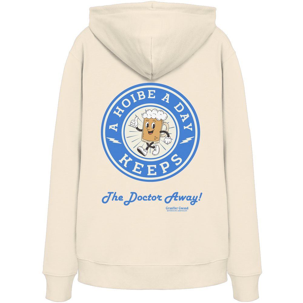Beiger Unisex-Hoodie mit großem Backprint „A Hoibe A Day – Keeps the Doctor Away“ im Retro-Bierdeckel-Design mit blauen Akzenten. Hochwertiger Kapuzenhoodie für Biergarten, Volksfest und bayerische Streetwear. Designed und bedruckt in Bayern von Grantler Gwand.
