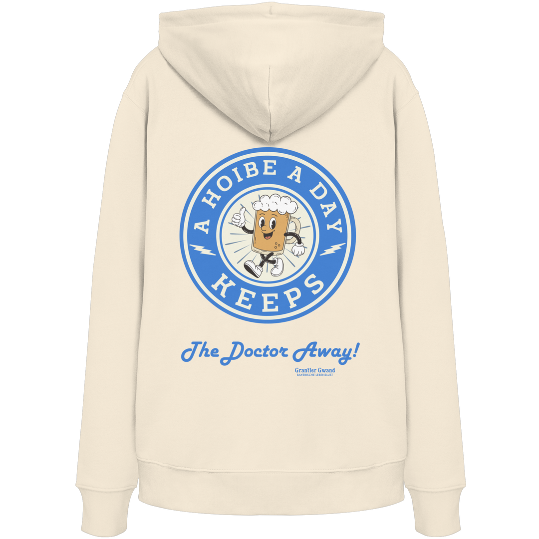 Beiger Unisex-Hoodie mit großem Backprint „A Hoibe A Day – Keeps the Doctor Away“ im Retro-Bierdeckel-Design mit blauen Akzenten. Hochwertiger Kapuzenhoodie für Biergarten, Volksfest und bayerische Streetwear. Designed und bedruckt in Bayern von Grantler Gwand.