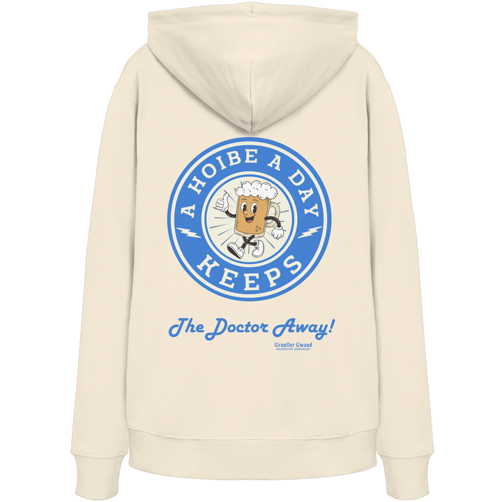 Beiger Unisex-Hoodie mit großem Backprint „A Hoibe A Day – Keeps the Doctor Away“ im Retro-Bierdeckel-Design mit blauen Akzenten. Hochwertiger Kapuzenhoodie für Biergarten, Volksfest und bayerische Streetwear. Designed und bedruckt in Bayern von Grantler Gwand.