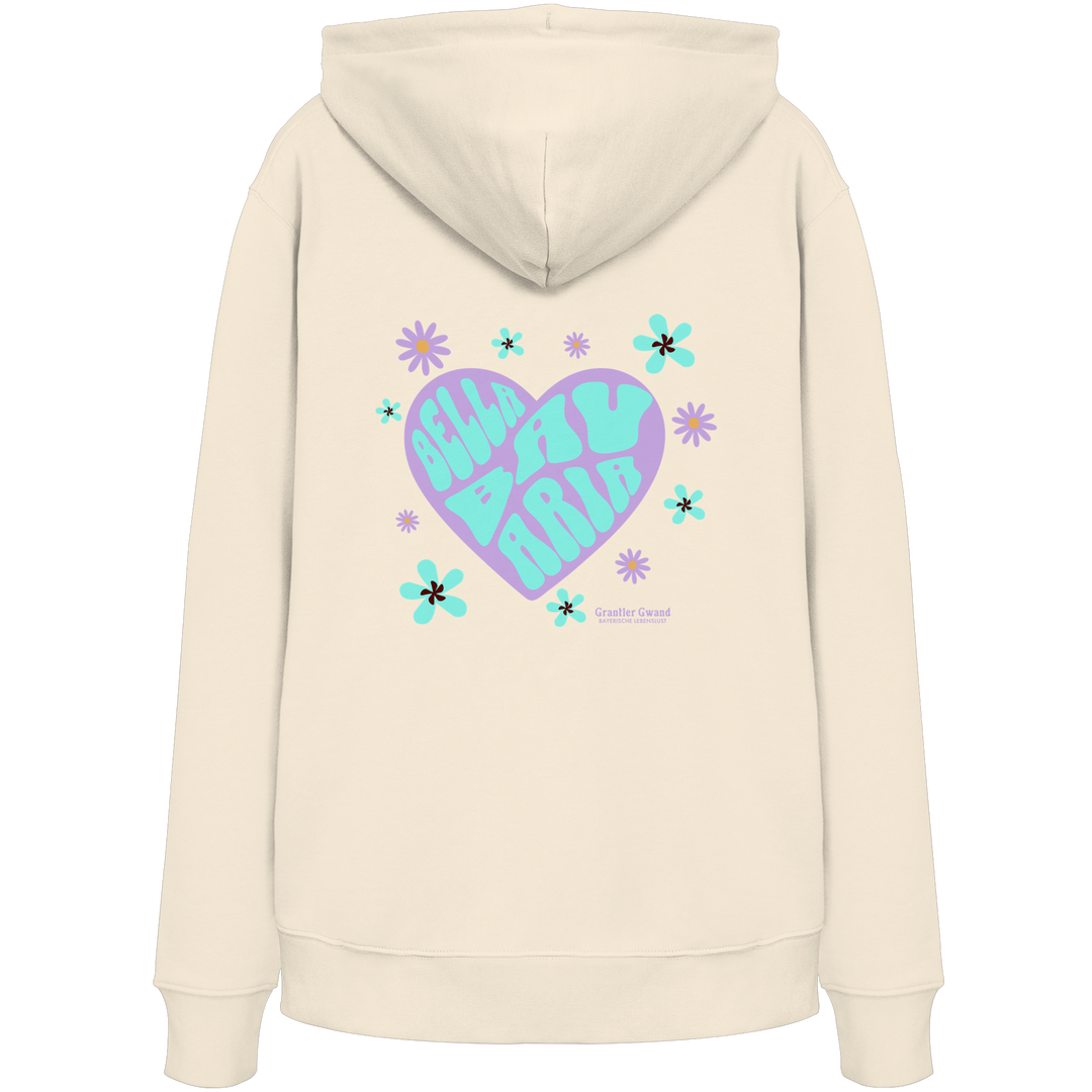 Naturfarbener Hoodie mit großem Herz-Backprint im Retro-Stil, floralen Elementen und dem Schriftzug „Bella Bavaria“ in Pastellfarben. Designed &amp; bedruckt in Bayern.