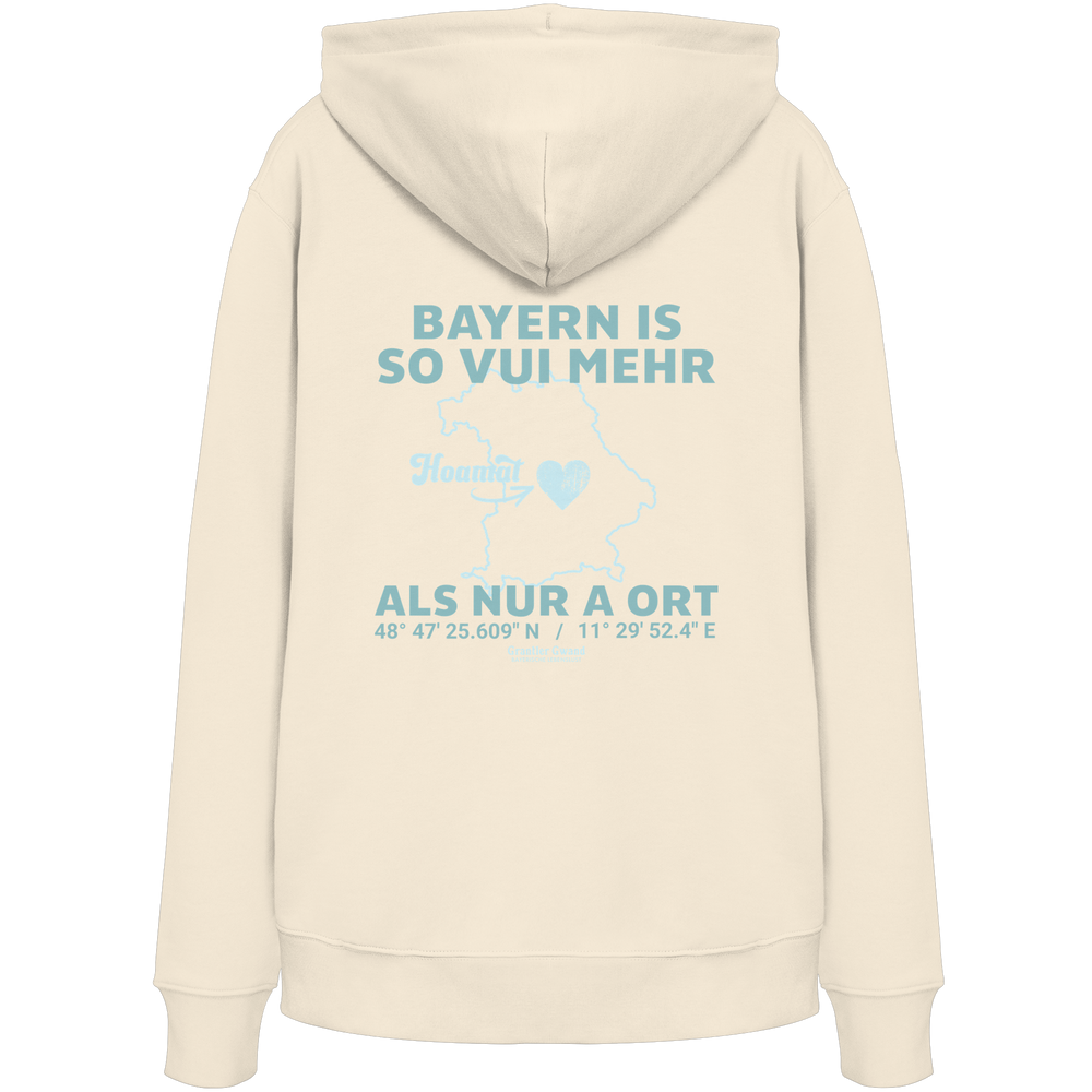 Cremefarbener Unisex Hoodie von Grantler Gwand mit grünem Backprint „Bayern is so vui mehr als nur a Ort“ und Bayern-Silhouette – bayerischer Streetwear Hoodie für Alltag und Volksfest.
