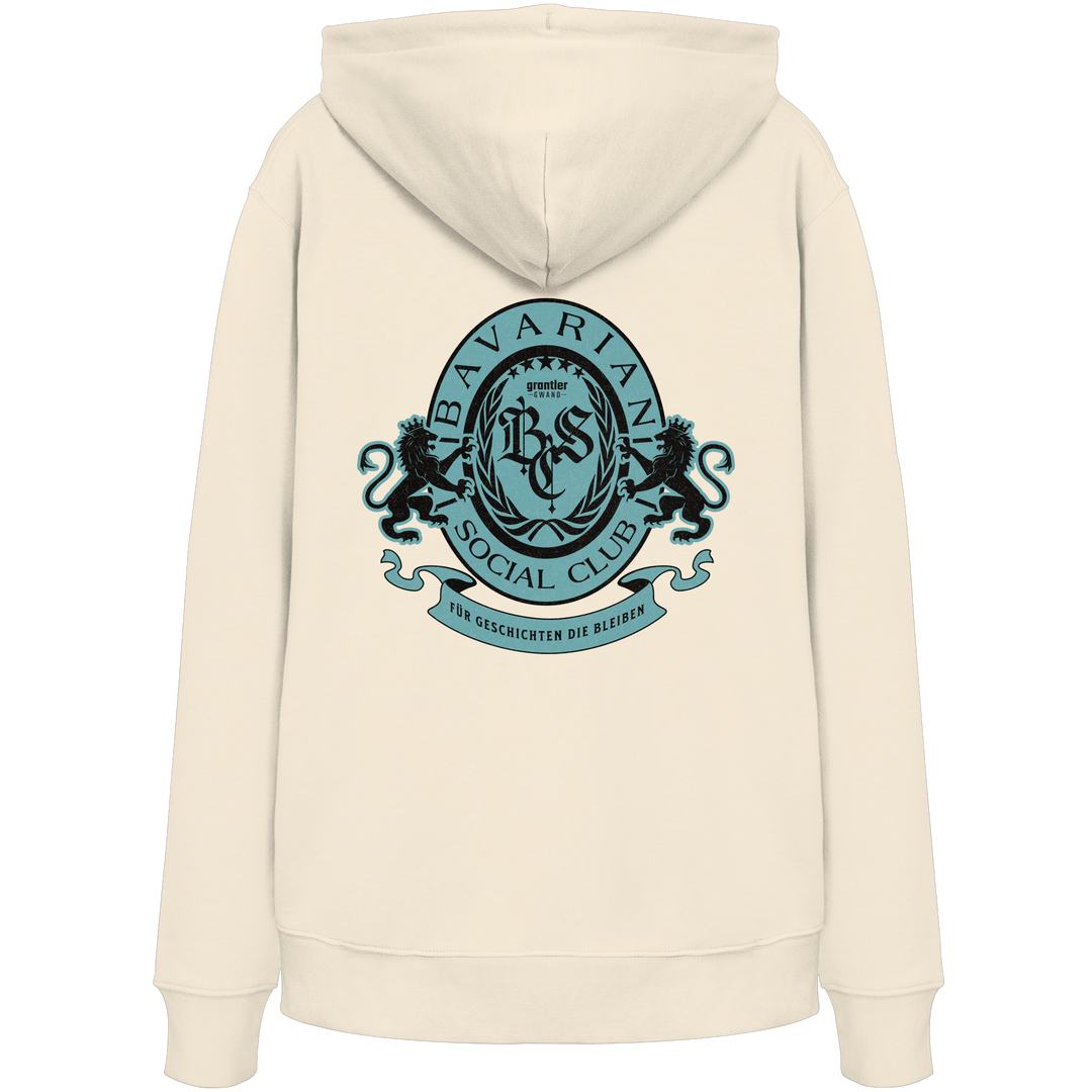 naturfarbener Hoodie mit großem mintfarben-schwarzem Bavarian Social Club Wappen auf dem Rücken, verziert mit Lorbeerkranz, Löwen und dem Schriftzug „Für Geschichten die bleiben“.