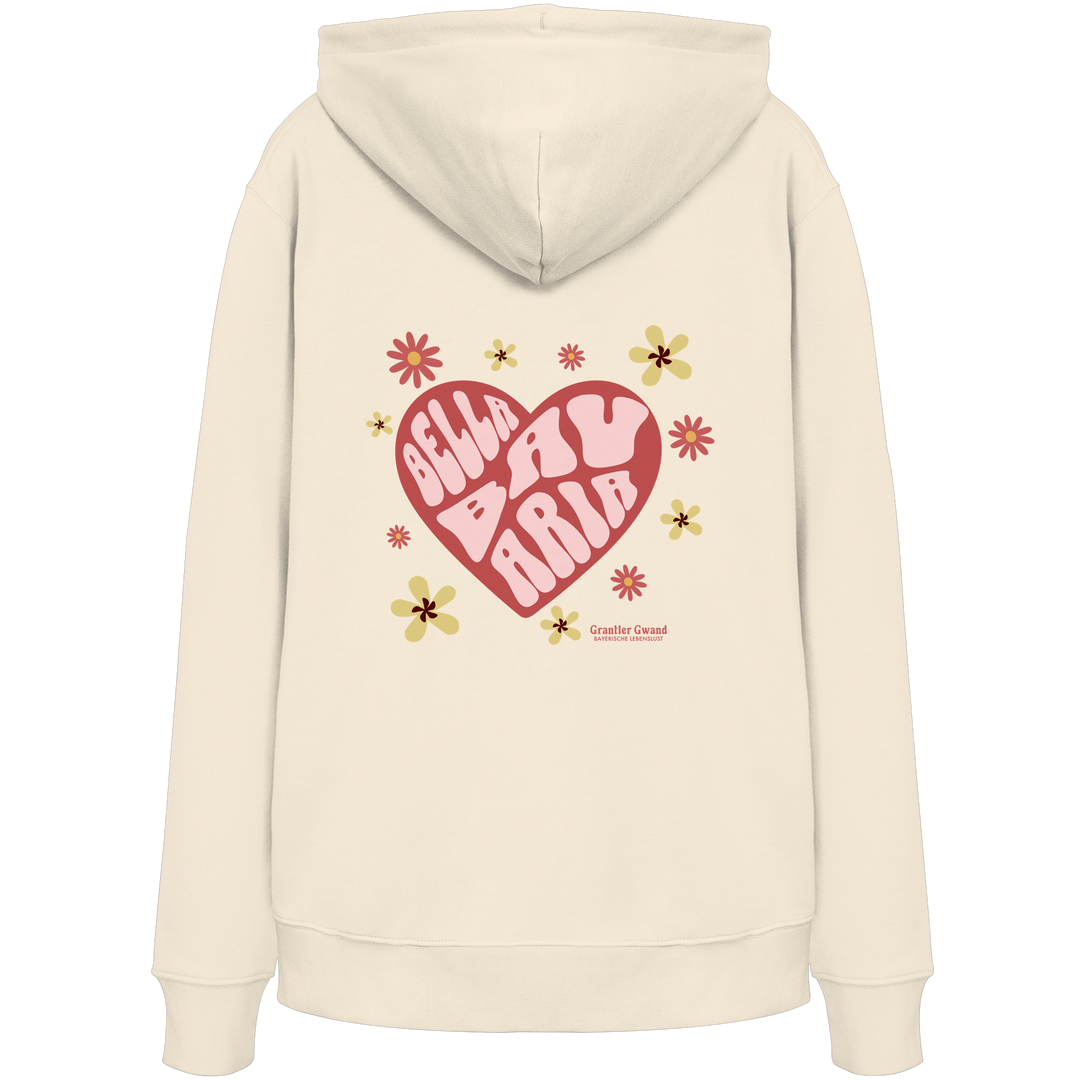 Beiger Unisex Hoodie mit großem Herzmotiv und bayerischem Bella Bavaria Schriftzug auf dem Rücken – hochwertiger Hoodie von Grantler Gwand.