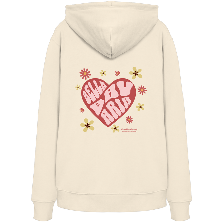 Beiger Unisex Hoodie mit großem Herzmotiv und bayerischem Bella Bavaria Schriftzug auf dem Rücken – hochwertiger Hoodie von Grantler Gwand.