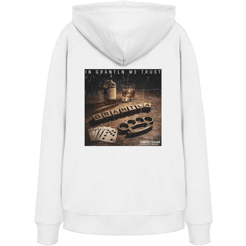 Weißer Unisex-Hoodie mit großem Backprint „In Grantln we Trust“. Vintage-Motiv mit bayerischem Charme und rustikalen Elementen im modernen Streetwear-Design. Premium-Hoodie für Damen und Herren, designed und bedruckt in Bayern von Grantler Gwand.