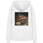 Weißer Unisex-Hoodie mit großem Backprint „In Grantln we Trust“. Vintage-Motiv mit bayerischem Charme und rustikalen Elementen im modernen Streetwear-Design. Premium-Hoodie für Damen und Herren, designed und bedruckt in Bayern von Grantler Gwand.