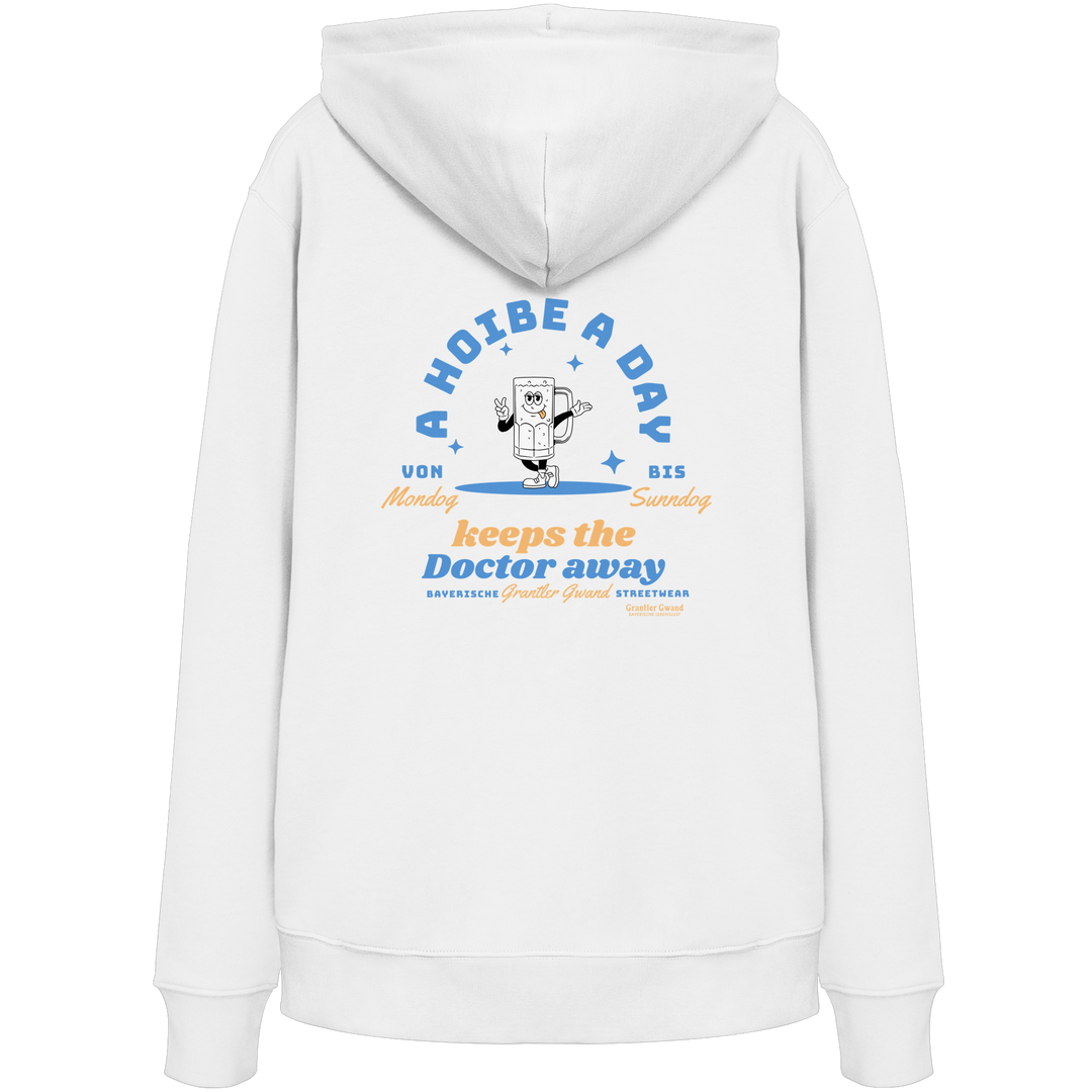 Weißer Grantler Gwand Unisex Hoodie mit Backprint „A Hoibe a Day keeps the Doctor away“, Bierkrug-Maskottchen im Retro-Design und hellblauen Details – bayerischer Streetwear Hoodie.