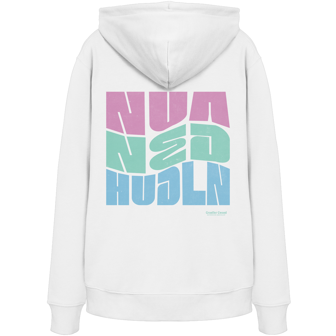 Weißer Hoodie mit großem Backprint „Nua Ned Hudln“ im modernen Retro-Typografie-Design von Grantler Gwand.