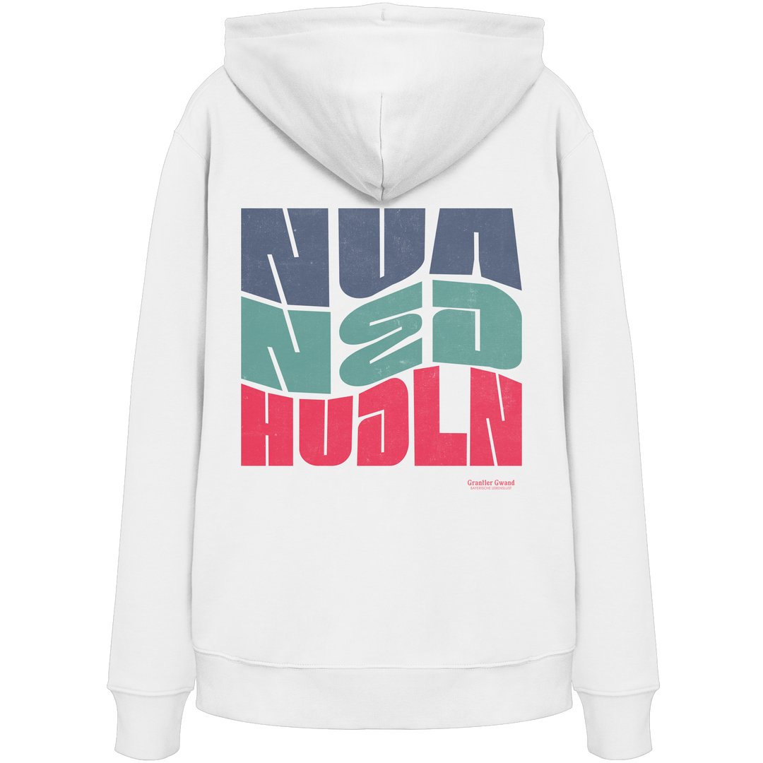 Weißer Hoodie mit großem Backprint „Nua Ned Hudln“ im modernen Retro-Typografie-Design von Grantler Gwand.