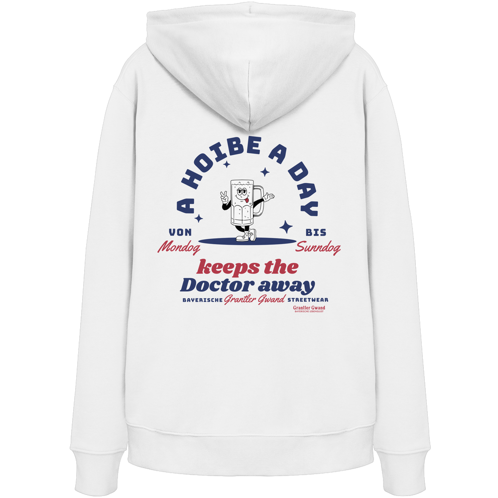 Weißer Hoodie mit großem Backprint „A Hoibe a Day keeps the Doctor away“ und einem gezeichneten Bierkrug als Motiv.