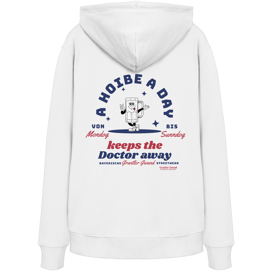 Weißer Hoodie mit großem Backprint „A Hoibe a Day keeps the Doctor away“ und einem gezeichneten Bierkrug als Motiv.