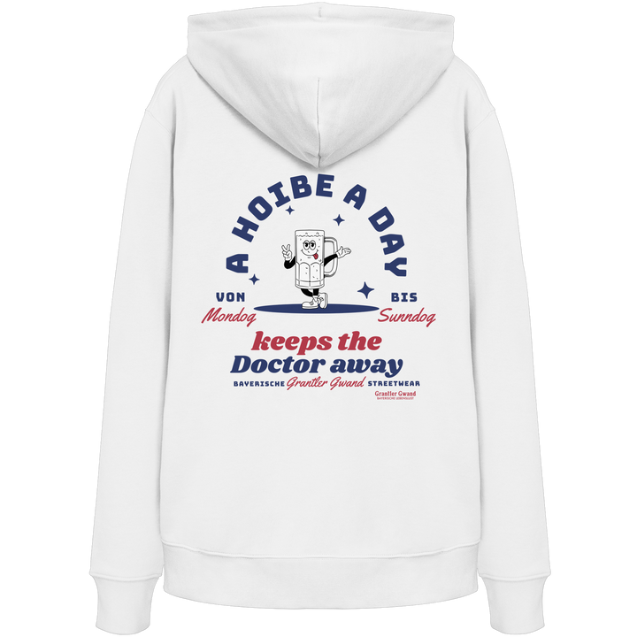 Weißer Hoodie mit großem Backprint „A Hoibe a Day keeps the Doctor away“ und einem gezeichneten Bierkrug als Motiv.