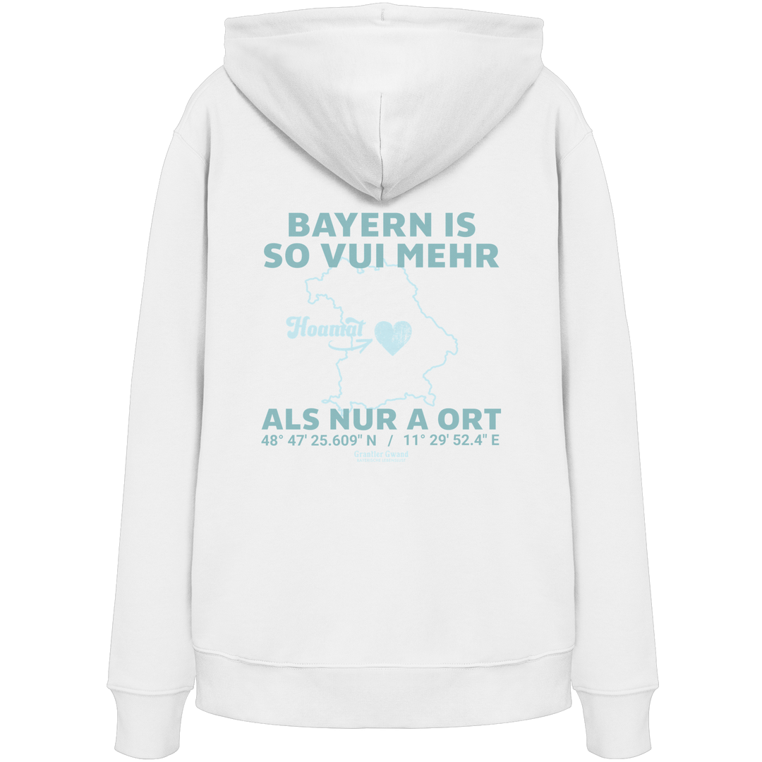 Weißer Unisex Hoodie von Grantler Gwand mit grünem Backprint „Bayern is so vui mehr als nur a Ort“ und Bayern-Silhouette – bayerischer Streetwear Hoodie für Alltag und Volksfest.