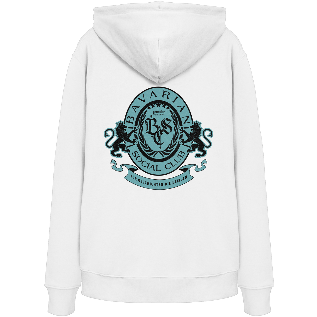 Weißer Hoodie mit großem mintfarben-schwarzem Bavarian Social Club Wappen auf dem Rücken, verziert mit Lorbeerkranz, Löwen und dem Schriftzug „Für Geschichten die bleiben“.