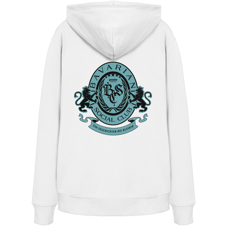 Weißer Hoodie mit großem mintfarben-schwarzem Bavarian Social Club Wappen auf dem Rücken, verziert mit Lorbeerkranz, Löwen und dem Schriftzug „Für Geschichten die bleiben“.
