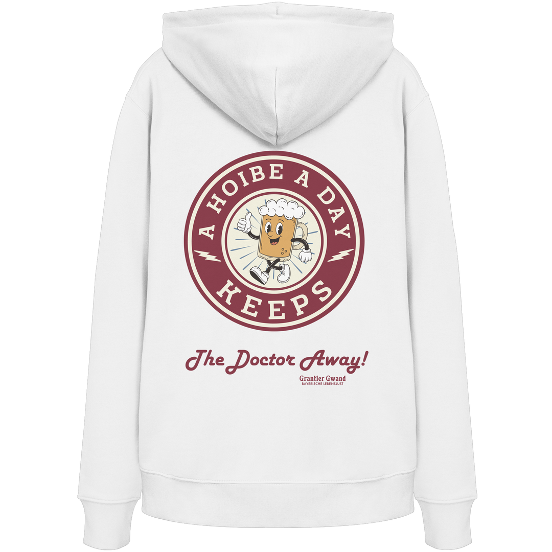 Weißer Unisex Hoodie mit großem Backprint „A Hoibe A Day – Keeps the Doctor Away“ im Retro-Bierdeckel-Design. Bequemer Kapuzenhoodie für Biergarten, Volksfest und bayerische Streetwear. Hochwertig verarbeitet, designed und bedruckt in Bayern von Grantler Gwand.