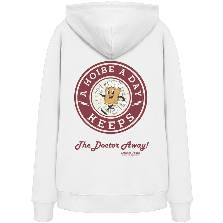 Weißer Unisex Hoodie mit großem Backprint „A Hoibe A Day – Keeps the Doctor Away“ im Retro-Bierdeckel-Design. Bequemer Kapuzenhoodie für Biergarten, Volksfest und bayerische Streetwear. Hochwertig verarbeitet, designed und bedruckt in Bayern von Grantler Gwand.