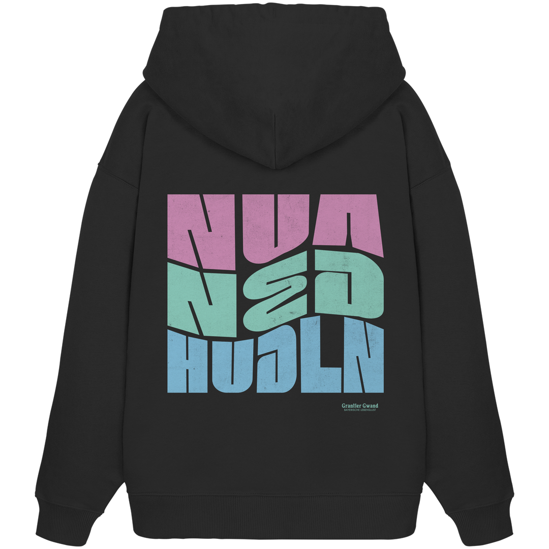 Schwarzer Oversize Hoodie mit großem Backprint „Nua Ned Hudln“ in moderner Typografie in Blau, Türkis und Rot von Grantler Gwand.
