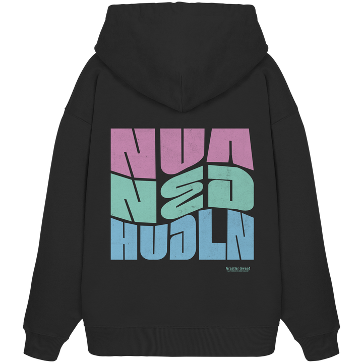 Schwarzer Oversize Hoodie mit großem Backprint „Nua Ned Hudln“ in moderner Typografie in Blau, Türkis und Rot von Grantler Gwand.