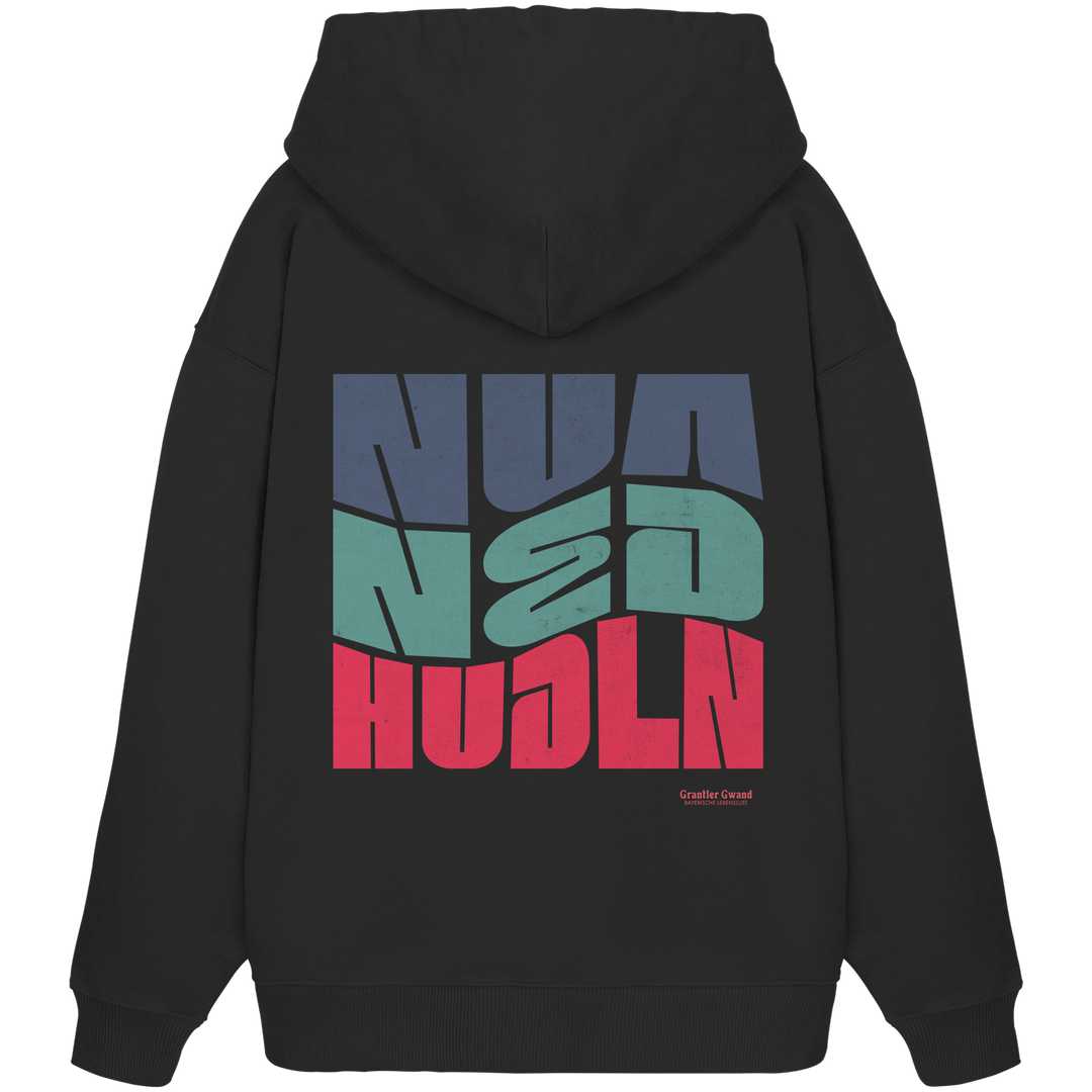 Schwarzer Oversize Hoodie mit großem Backprint „Nua Ned Hudla“ in moderner Typografie in Blau, Türkis und Rot von Grantler Gwand.