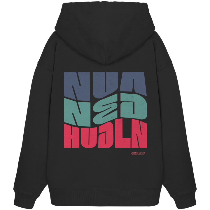 Schwarzer Oversize Hoodie mit großem Backprint „Nua Ned Hudla“ in moderner Typografie in Blau, Türkis und Rot von Grantler Gwand.