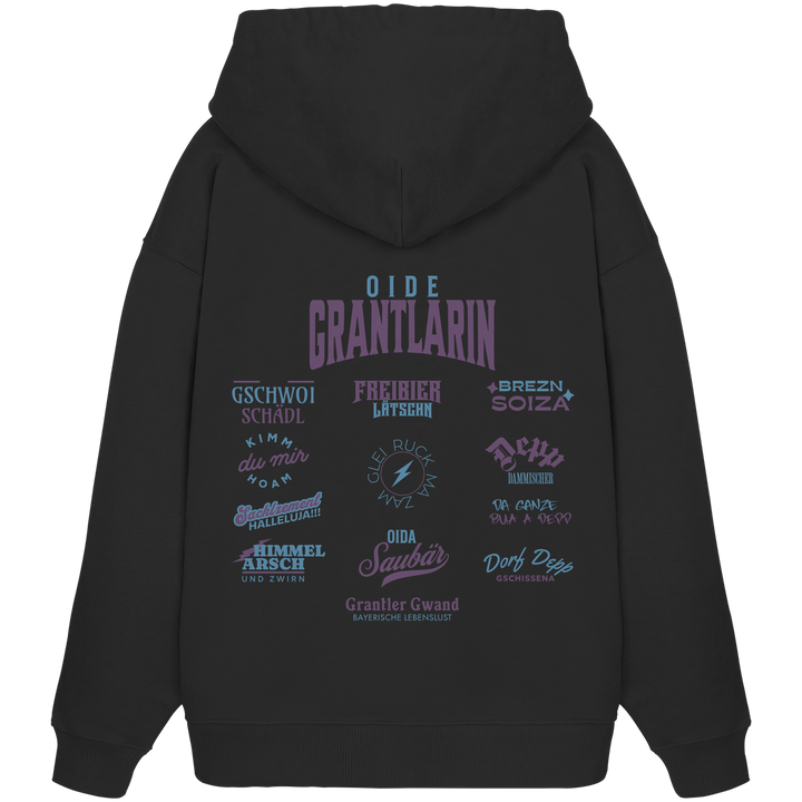 Schwarzer Oversize Hoodie mit großem Backprint „Oide Grantlarin“ und verschiedenen bayerischen Dialektbegriffen wie Gschwoi Schädl, Freibier Låtschn, Brezn Soiza, Oida Saubär und Dorf Depp von Grantler Gwand.
