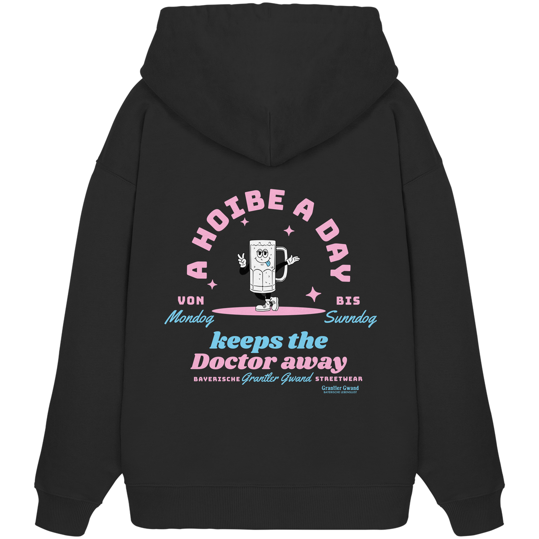 Schwarzer Oversize Hoodie mit großem Backprint „A Hoibe A Day keeps the Doctor away“, Bierkrug-Motiv sowie den Schriftzügen „Von Mondog bis Sunndog“ von Grantler Gwand.