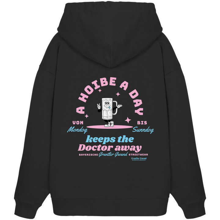 Schwarzer Oversize Hoodie mit großem Backprint „A Hoibe A Day keeps the Doctor away“, Bierkrug-Motiv sowie den Schriftzügen „Von Mondog bis Sunndog“ von Grantler Gwand.